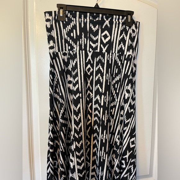 LuLaRoe Medium Olivia Geometric Aztec Hi-Low Skirt Print with Yoga Waistband - Picture 3 of 8